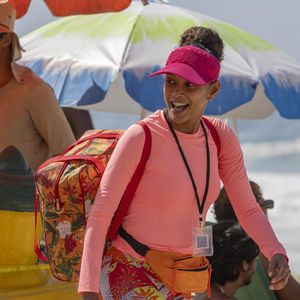 Raquel (Taís Araújo) faz sucesso vendendo sanduíche na praia em Vale Tudo