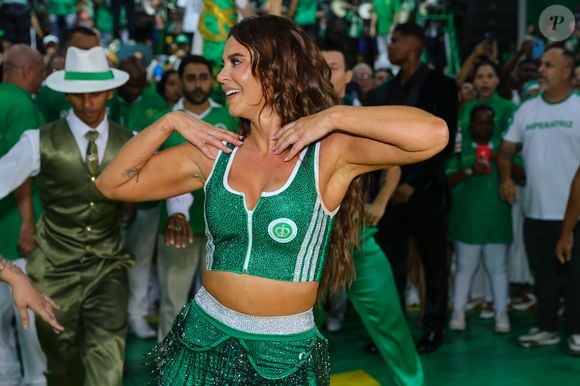 Paolla Oliveira deixou parte da barriga de fora ao ensaiar com a Imperatriz para o Carnaval 2027 em 30 de outubro de 2026