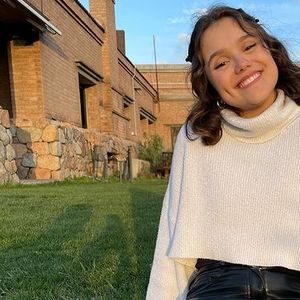 Elisa Annenberg se assumiu da comunidade LGBTQIAP+, porém não revelou detalhes da sua orientação sexual.