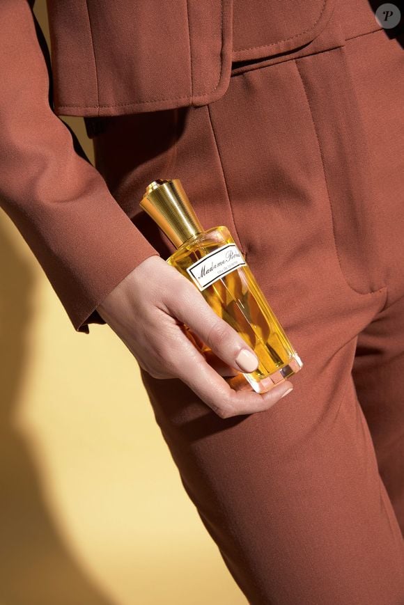Favorito de muitas mulheres que valorizam elegância e tradição, Madame Rochas apresenta uma combinação de jasmim, rosa, sândalo e cedro que revela uma assinatura olfativa sofisticada