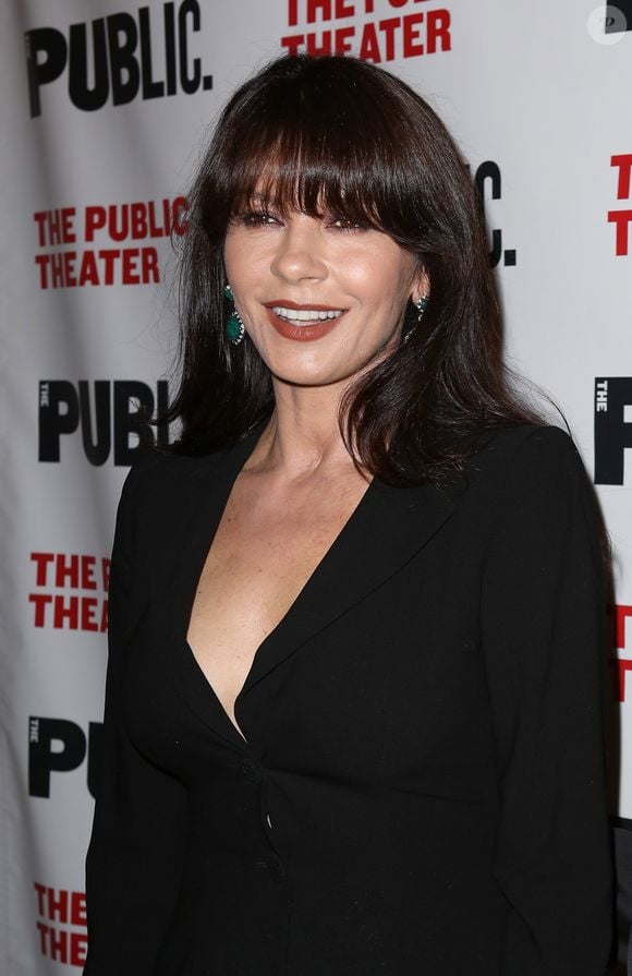 Catherine Zeta-Jones com franja reta na altura dos olhos