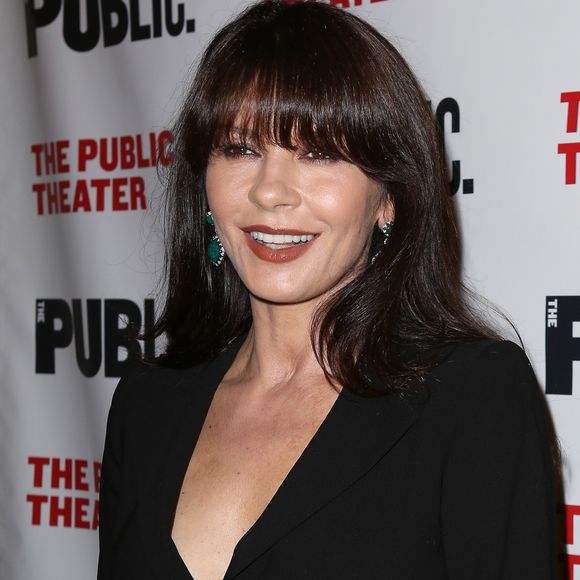 Catherine Zeta-Jones com franja reta na altura dos olhos