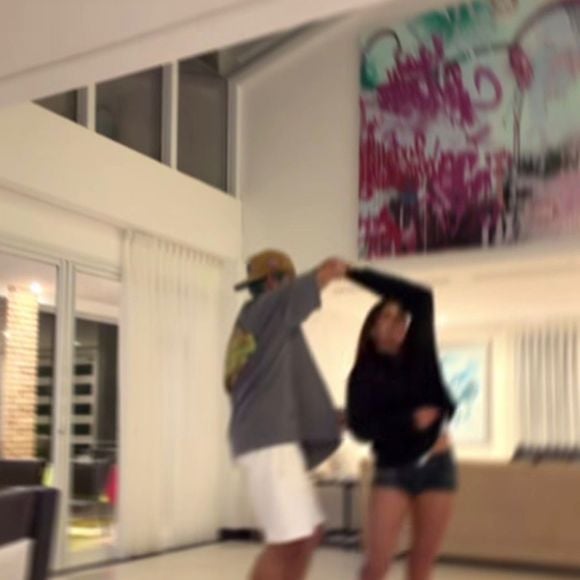 Zé Felipe aparece dançando abraçado com morena misteriosa em Florianópolis e vídeo viraliza nas redes