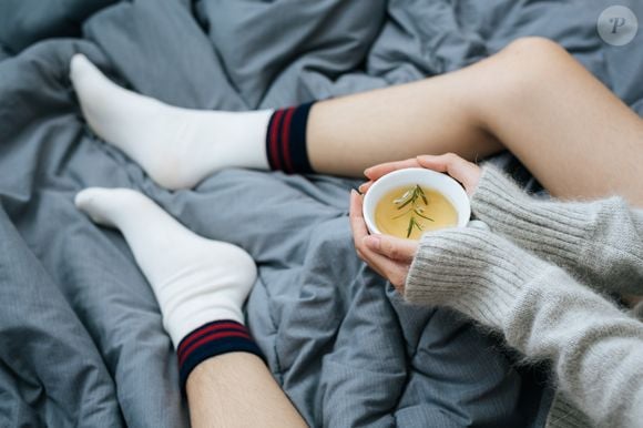 Ao usar meias para dormir, a pessoa acalma  sistema nersoso, reduzindo a ansiedade e facilitando um descanso mais profundo