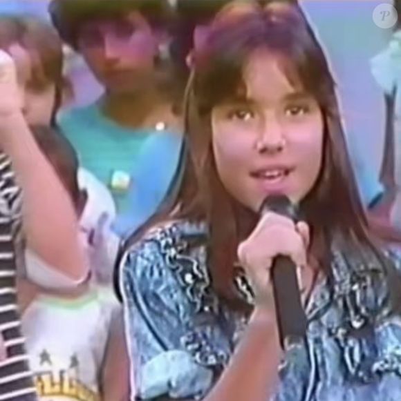 Vídeo raro mostra Patrícia dançando, brincando de bambolê e até dublando "What a Feeling", de Irene Cara — música que décadas depois seria consagrada como hino gay