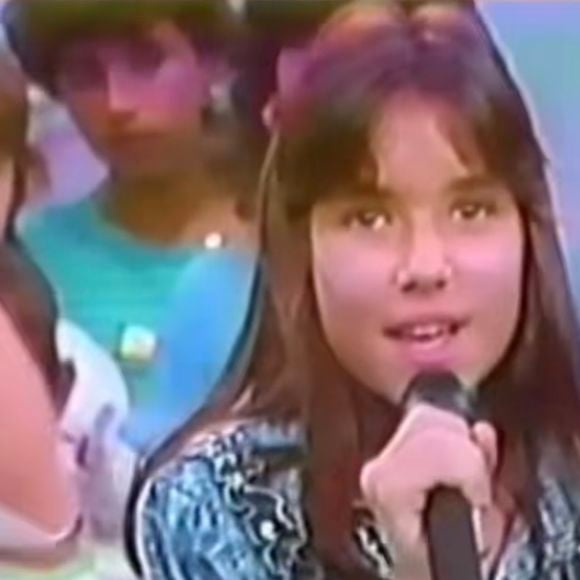 Vídeo raro mostra Patrícia dançando, brincando de bambolê e até dublando "What a Feeling", de Irene Cara — música que décadas depois seria consagrada como hino gay