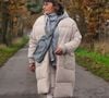 Para valorizar mulheres de estatura baixa, é preciso definir a cintura, seja com um cinto ou escolhendo um casaco com costuras discretas nessa região.