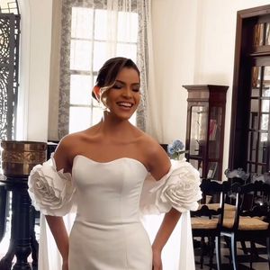 O vestido usado por Emilly Araújo no ensaio pré-wedding tem decote tomara que caia, modelagem reta no busto e mangas removíveis e volumosas em formato de rosetas 3D