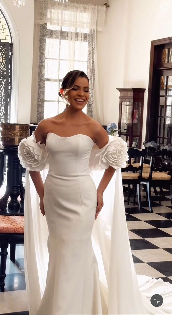 O vestido usado por Emilly Araújo no ensaio pré-wedding tem decote tomara que caia, modelagem reta no busto e mangas removíveis e volumosas em formato de rosetas 3D