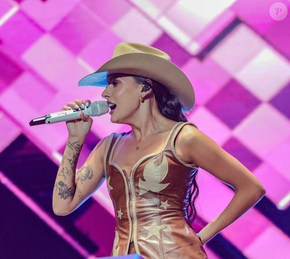 O couro é um dos tecidos que está mais presente no armário de Ana Castela