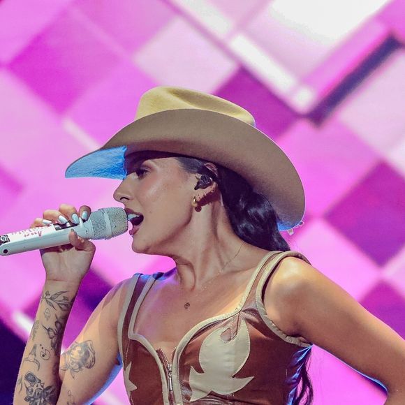 O couro é um dos tecidos que está mais presente no armário de Ana Castela