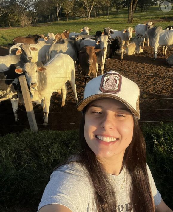 Nas redes sociais, Ana Castela sempre se definiu como uma jovem apaixonada pela fazenda