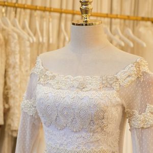 Vestido de noiva de Ana Maria Braga é um modelo ombro a ombro bordado à mão