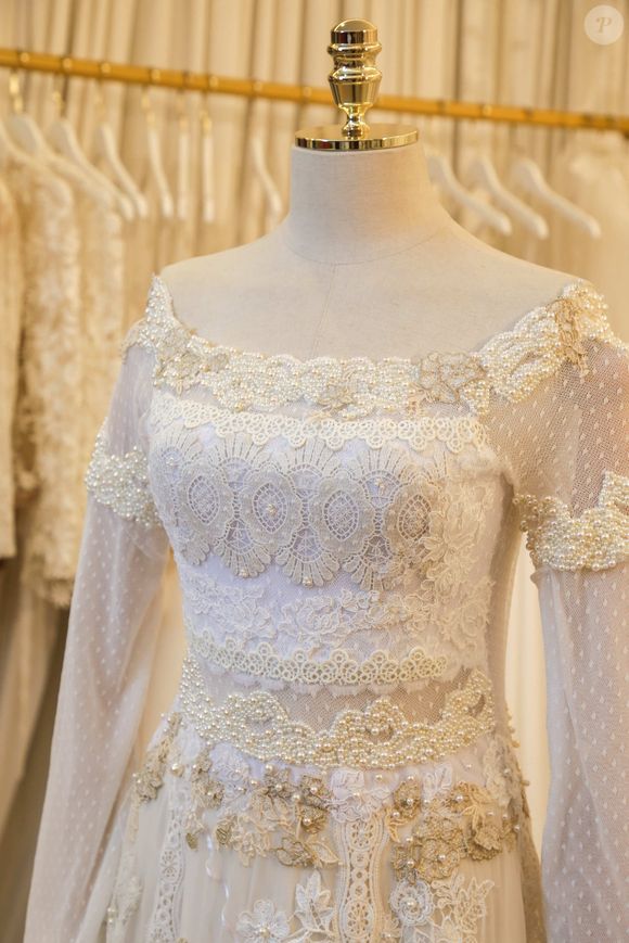 Vestido de noiva de Ana Maria Braga é um modelo ombro a ombro bordado à mão