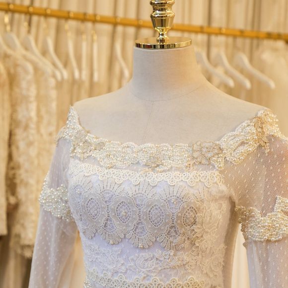 Vestido de noiva de Ana Maria Braga é um modelo ombro a ombro bordado à mão