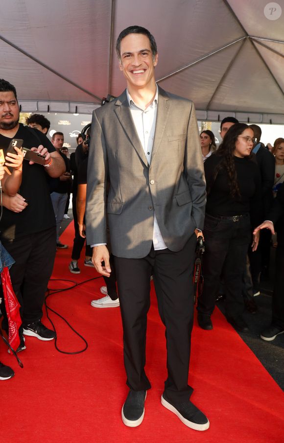 Em nova entrevista, Mateus Solano critica o uso de celulares no teatro: 'É um inferno em todos os lugares'