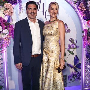 Ana Hickmann e Edu Guedes posaram juntos durante o evento de 40 anos da Rommanel, realizado no Hotel Unique, em São Paulo