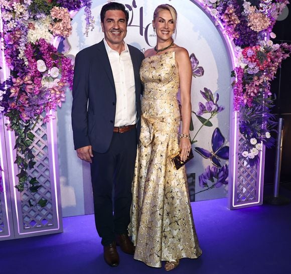 Ana Hickmann e Edu Guedes posaram juntos durante o evento de 40 anos da Rommanel, realizado no Hotel Unique, em São Paulo