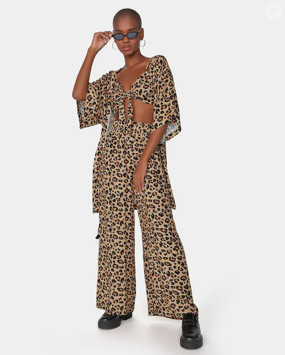 O animal print, um dos elementos que atravessaram diferentes fases da moda, ganha espaço nesta calça pantalona de cintura alta da Riachuelo. Confeccionada em malha de viscose e estampada em tons de marrom e camelo, a peça tem modelagem ampla e custa R$ 39,90