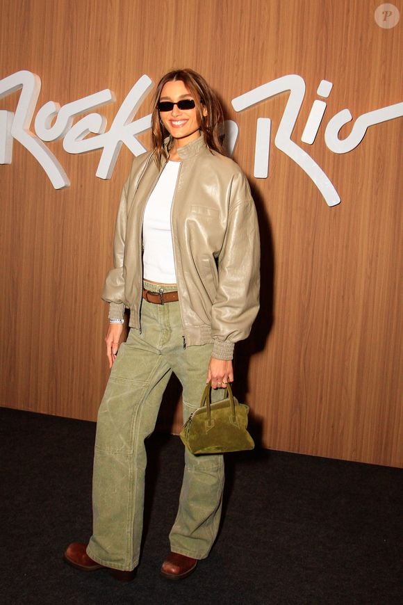 Sasha Meneghel: a estilista apostou em uma jaqueta de couro oversized em tom fendi sobre regata branca básica e calça jeans utilitária em tom verde-oliva. Os acessórios incluem cinto de couro marrom, óculos escuros retangulares de armação fina, bolsa de mão em camurça verde-militar - de R$ 11 mil reais - e botas de bico arredondado