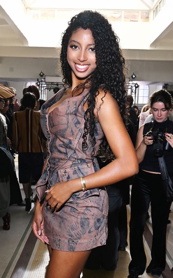 A presença de Lou Samuel na Paris Fashion Week reacendeu a curiosidade sobre uma possível carreira na moda: aos 17 anos, a filha de Heidi Klum ainda não confirmou que pretende ser modelo, mas já chama atenção pela beleza e pelo estilo
