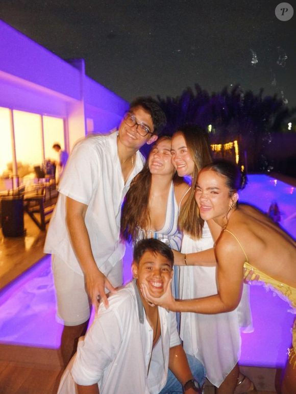 Mel Maia faz foto fofa em família