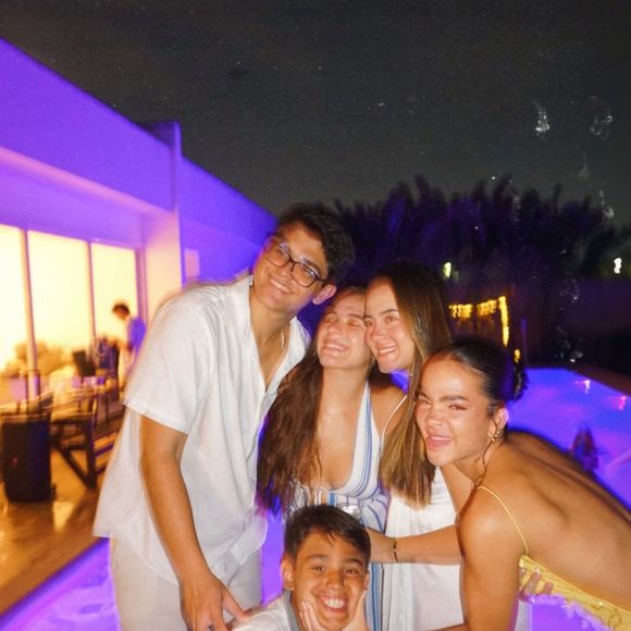 Mel Maia faz foto fofa em família