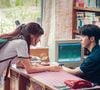Por outro lado, Baek Yi-jin, um jovem que precisou abandonar uma vida confortável depois que sua família faliu durante a crise econômica