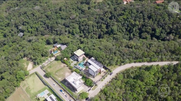 Maiara e Maraisa estão cercadas por uma floresta repleta de árvores e muita natureza