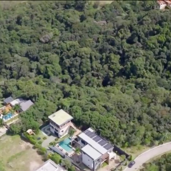 Maiara e Maraisa estão cercadas por uma floresta repleta de árvores e muita natureza