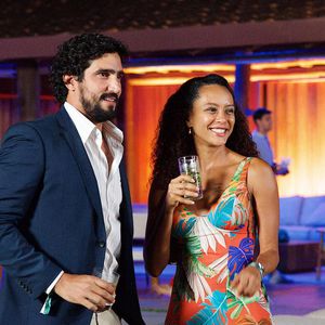 Looks de Raquel em ‘Vale Tudo’: há quem aponte que os vestidos são simples demais, especialmente, neste momento em que ela se tornou dona de um restaurante de luxo