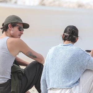 Além de abraços, Bruna Marquezine e Shawn Mendes também tiveram momento de conversa na praia