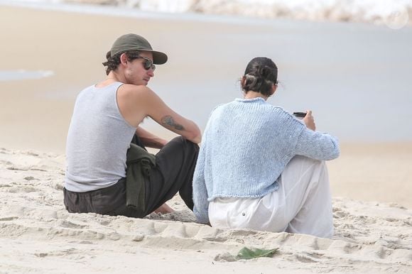 Além de abraços, Bruna Marquezine e Shawn Mendes também tiveram momento de conversa na praia