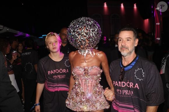 Filho de Adriane Galisteu e Alexandre Iódice, Vittorio acompanhou os pais famosos no segundo dia de desfiles do Rio de Janeiro