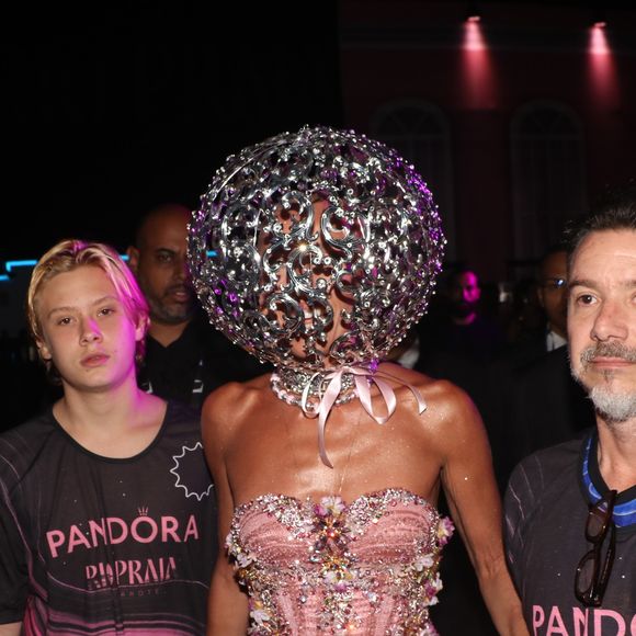 Filho de Adriane Galisteu e Alexandre Iódice, Vittorio acompanhou os pais famosos no segundo dia de desfiles do Rio de Janeiro