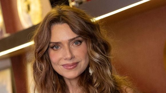 Menos feijão, suco verde no café e tofu orgânico: a dieta que revolucionou o corpo de Letícia Spiller, hoje com 52 anos e no elenco de 'Coração Acelerado'