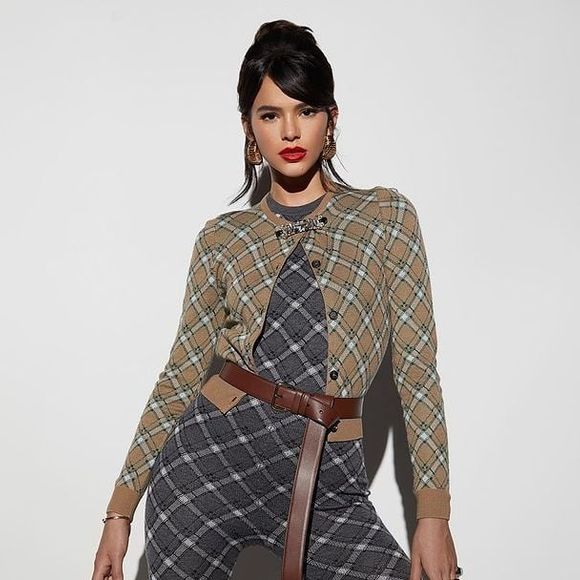 Bruna Marquezine combinou duas estampas xadrez diferentes neste look