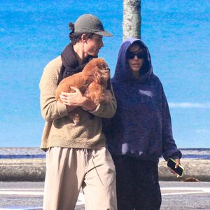 Bruna Marquezine surge ao lado de Shawn Mendes e chama atenção com sapato que promete substituir os tênis na estação
