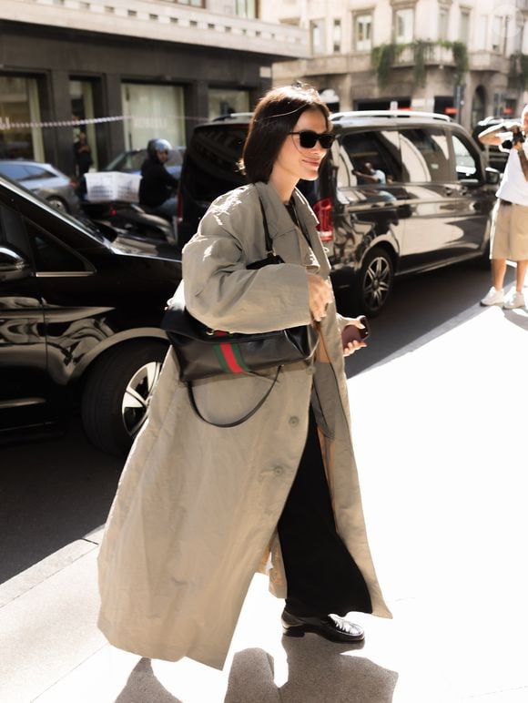 Bruna Marquezine apostou em um visual sofisticado e urbano durante sua passagem por Milão, com trench coat neutro, calça preta ampla, mocassim preto, óculos de sol e bolsa estruturada