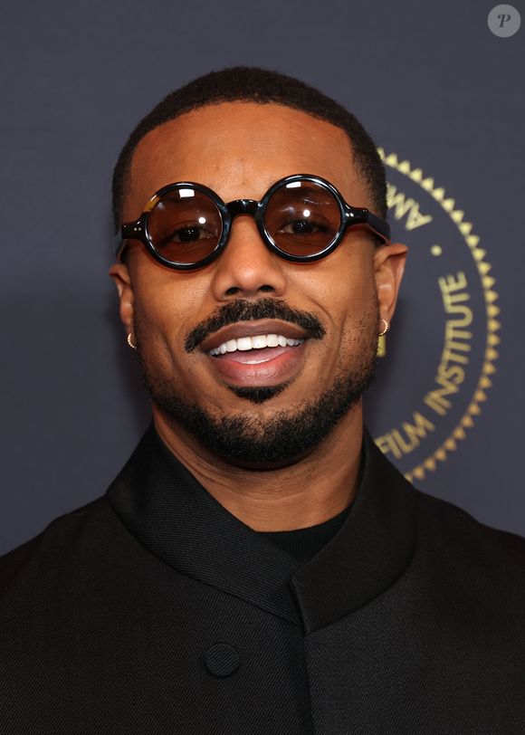 Michael B. Jordan revelou em entrevista à ELLE US que mantém uma rotina simples de skincare e não lava o rosto todos os dias