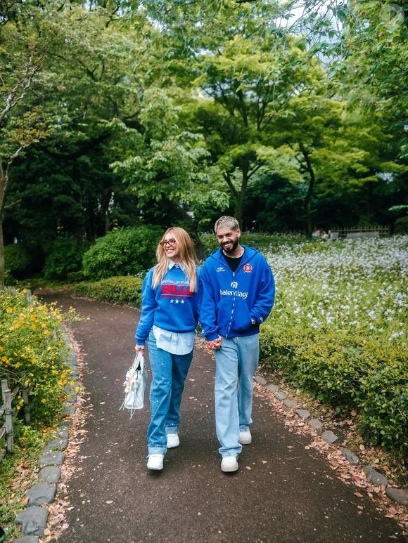 Virginia combinou moletom azul em viagem com Zé Felipe antes da separação