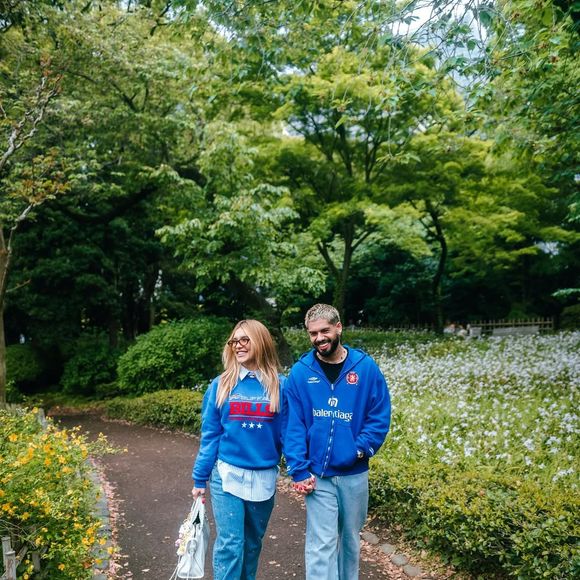 Virginia combinou moletom azul em viagem com Zé Felipe antes da separação
