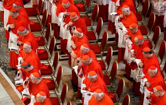 Reunidos dentro da Basílica de São Pedro, cardeais observam a transferência do corpo do Papa Francisco