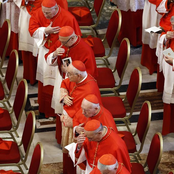 Reunidos dentro da Basílica de São Pedro, cardeais observam a transferência do corpo do Papa Francisco