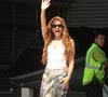 Shakira esbanjou simpatia ao chegar no aeroporto, acenou para os fotógrafos e fez coraçãozinho