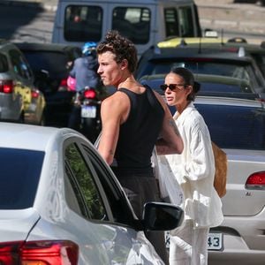 Bruna Marquezine e Shawn Mendes passeiam pelo Rio, mas é o look de linho da atriz que vira protagonista da produção