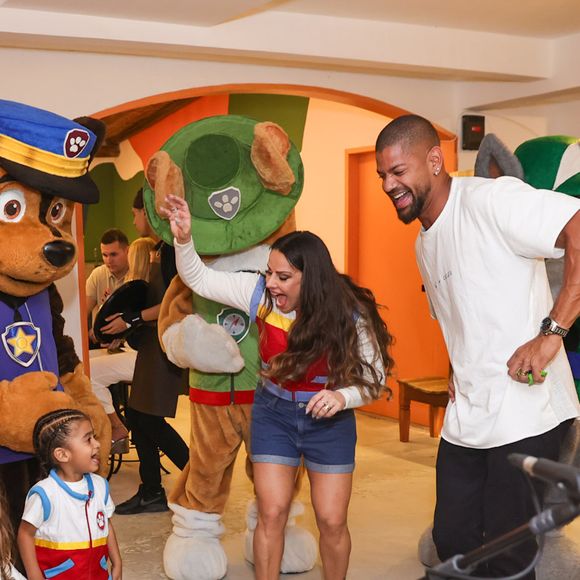 Joaquim, Viviane Araújo e Guilherme Militão, roubou a cena com seu cabelo trançado