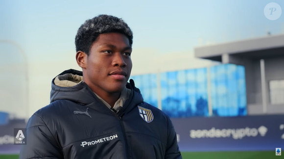 Antes de defender o Parma, Zion Suzuki brilhou no Urawa Reds, conquistou títulos importantes e construiu uma trajetória que o levou ao futebol europeu e à Copa do Mundo de 2026