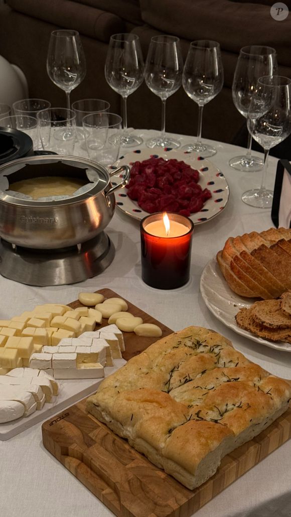 Bruna Marquezine e João Guilherme curtiram uma noite de vinho e fondue entre amigos