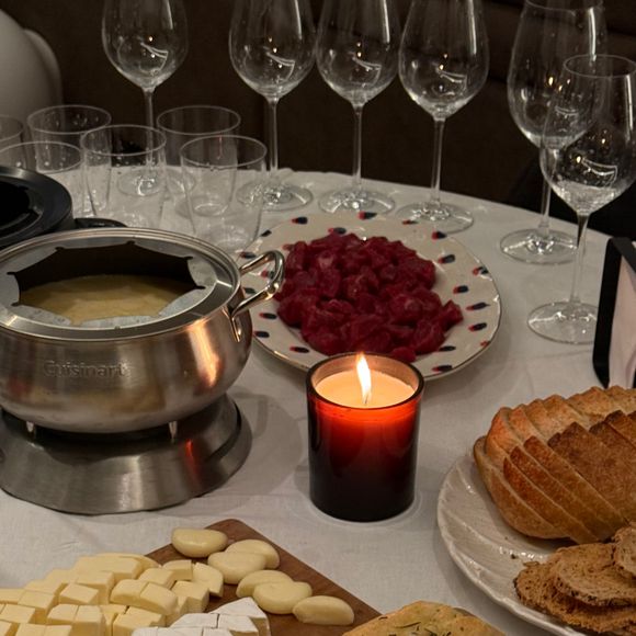 Bruna Marquezine e João Guilherme curtiram uma noite de vinho e fondue entre amigos